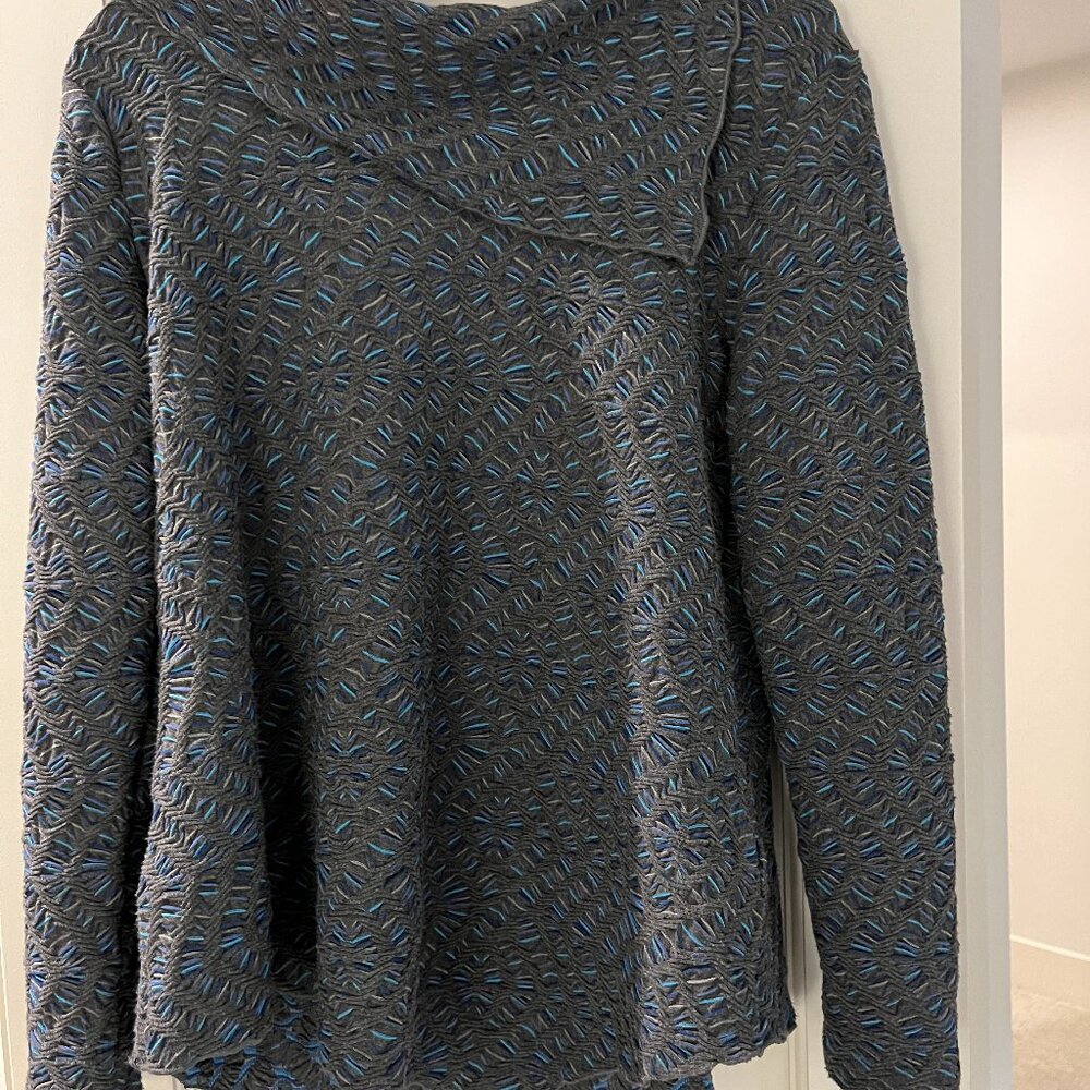 Sno Skins Grey and Blue symmetrical sweater.  Medium